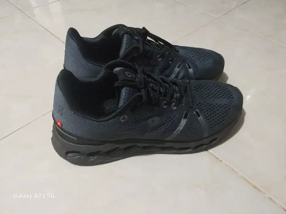 Sepatu on cloud warna hitam