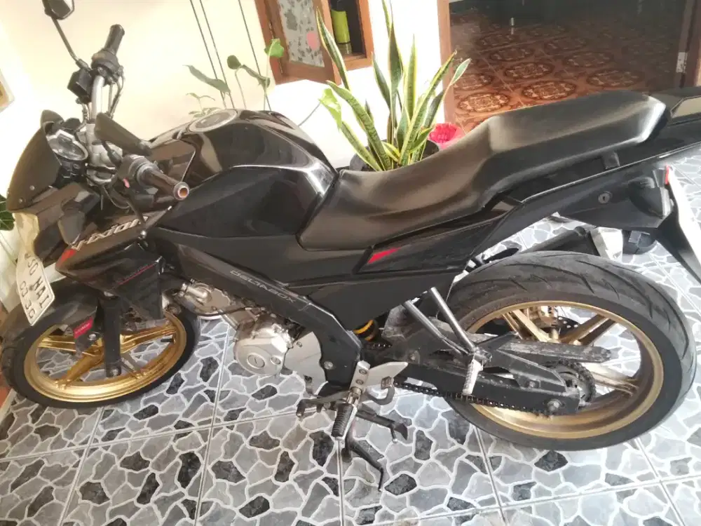 Motor Vixion warna hitam