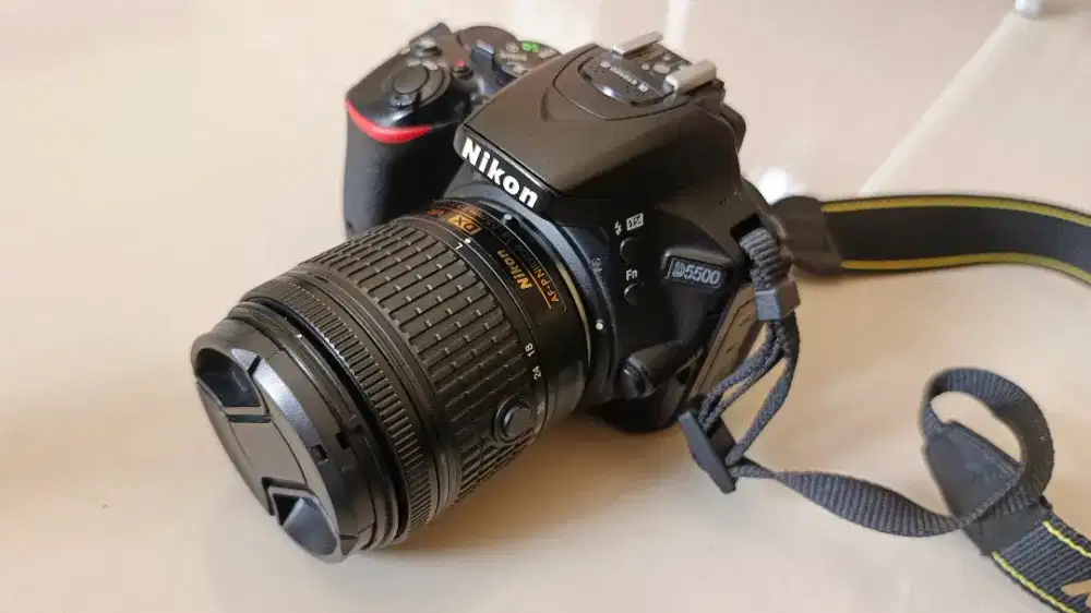 Nikon DSLR D5500 layar sentuh + lensa kit 18-55 mm + bonus