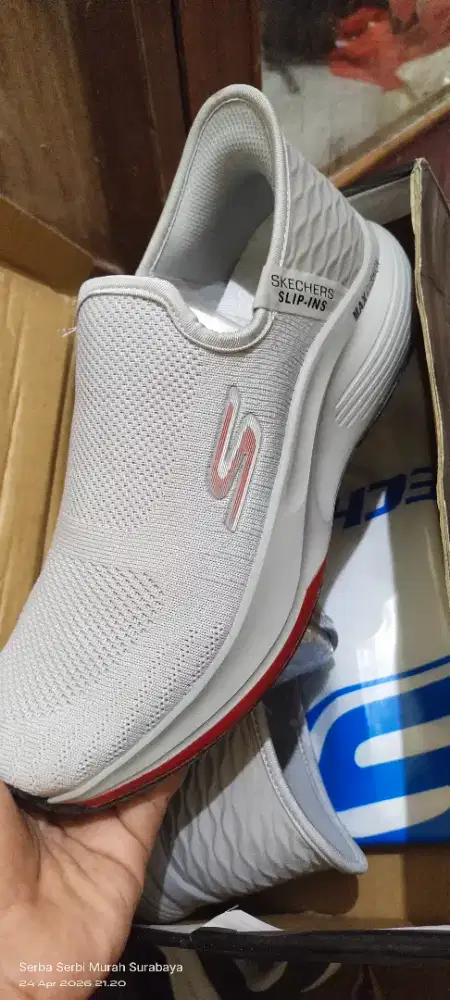 Sepatu Skechers size 42