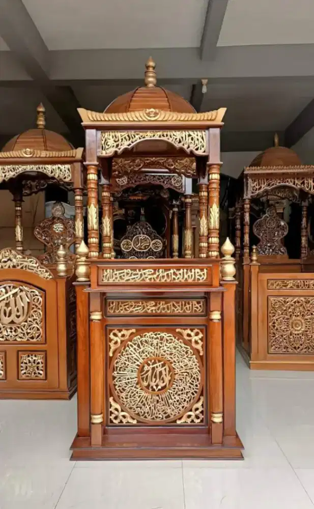 Mimbar kubah ukir