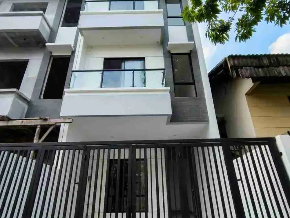 Rumah Baru 3 Lantai Taman Ratu Lokasi Strategis Dekat Kemana Mana