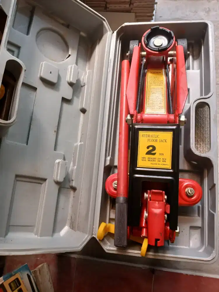 Hydraulic jack 2 ton, series: 27 JHF 004063, China.