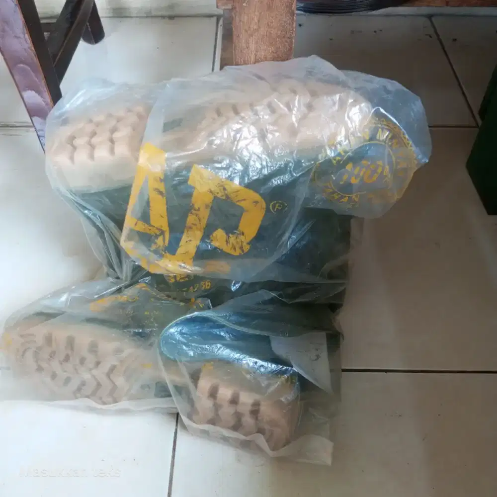 Mau jualan sepatu bot merek AP