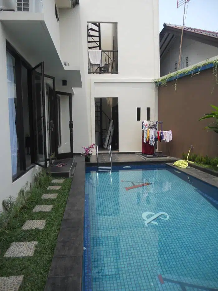 TUKANG PERAWATAN KOLAM RENANG