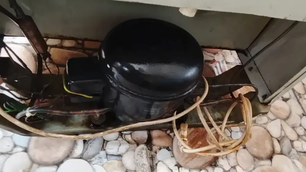 Kulkas Toshiba 1 pintu  - cocok untuk sparepart kompresor super dingin