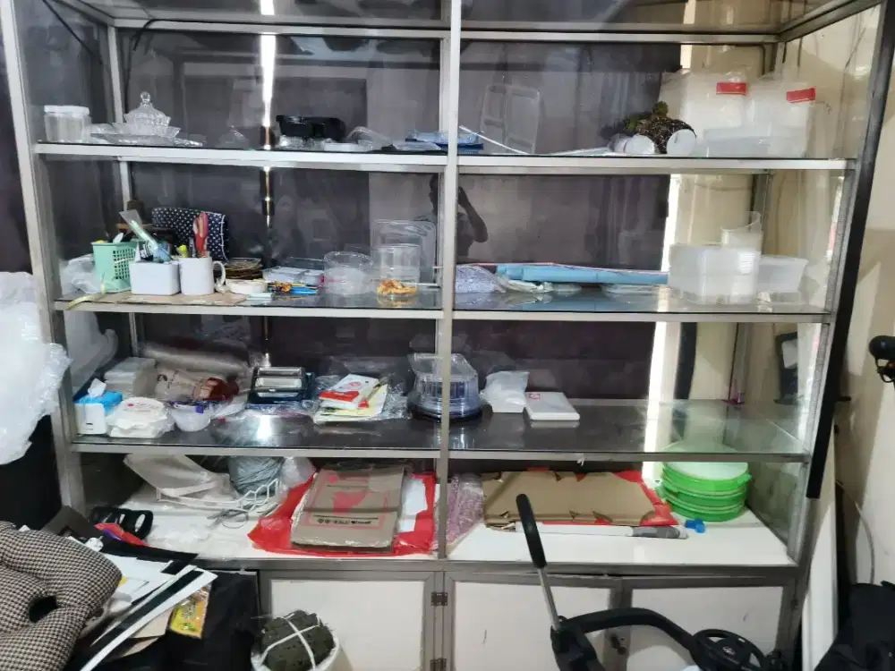 Lemari etalase  kantor