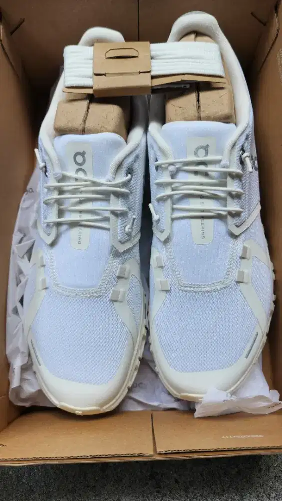 SEPATU ON CLOUD OC PUTIH Uk 43 27.5 cm