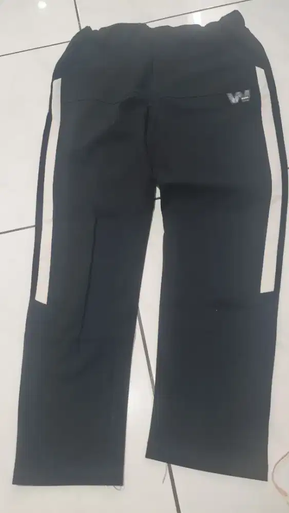 Celana panjang hitam pekat