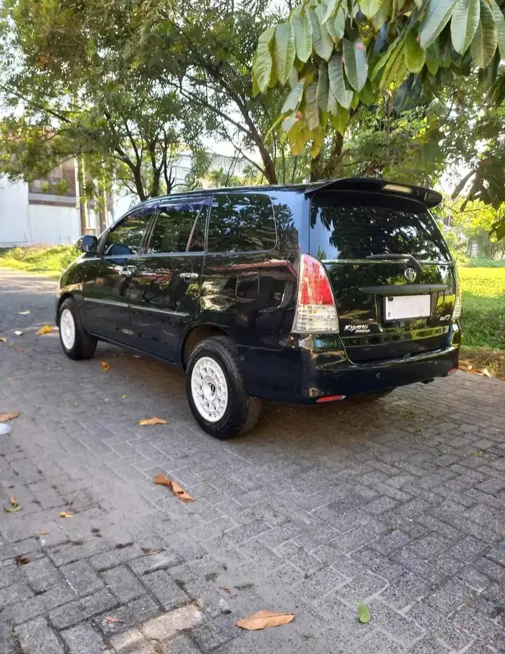 Toyota Kijang Innova 2011 Bensin