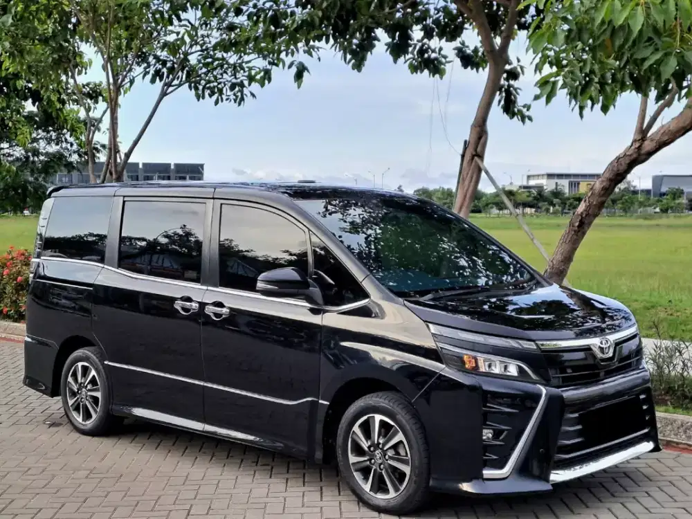 Toyoa Voxy 2.0 AT 2020 2021