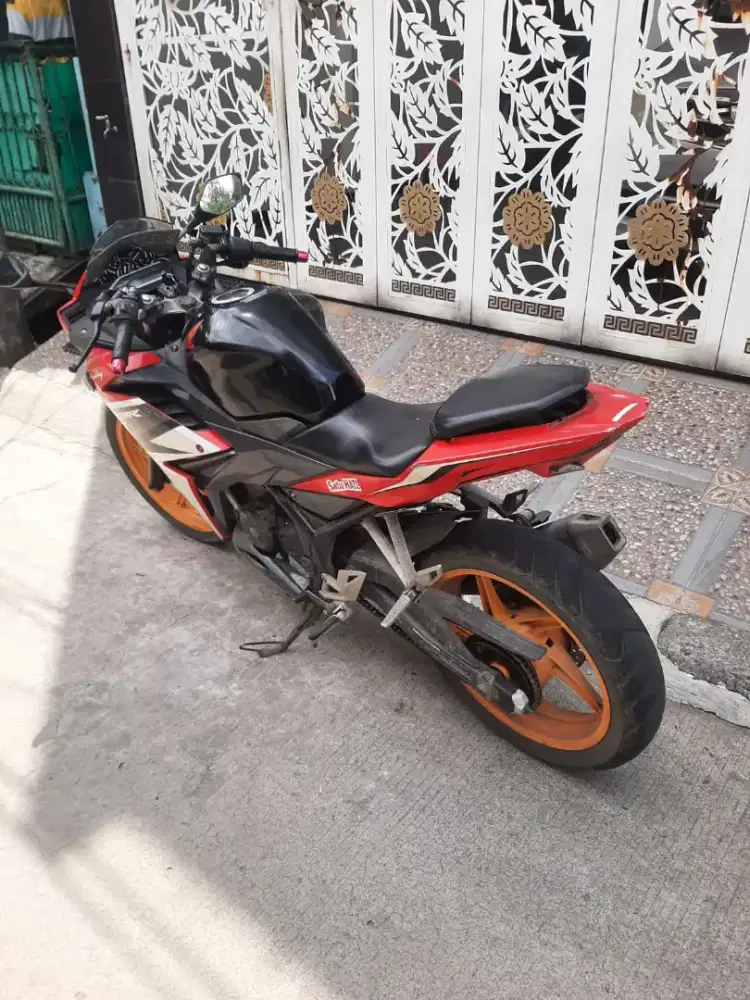Honda CBR 150 R 2019 ss lengkap mesin bagus plat B DKI