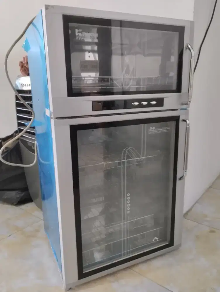 Sterilizer Cabinet / alat sterilisasi perabotan makan.