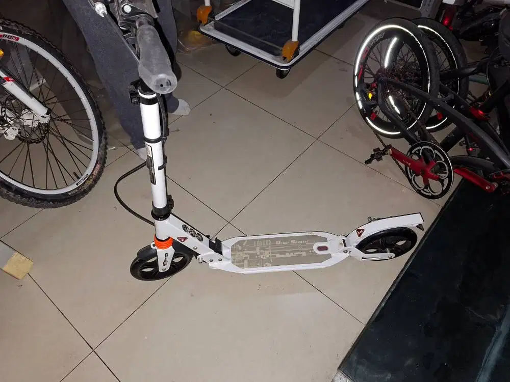Scooter merk Urban Scooter warna Putih