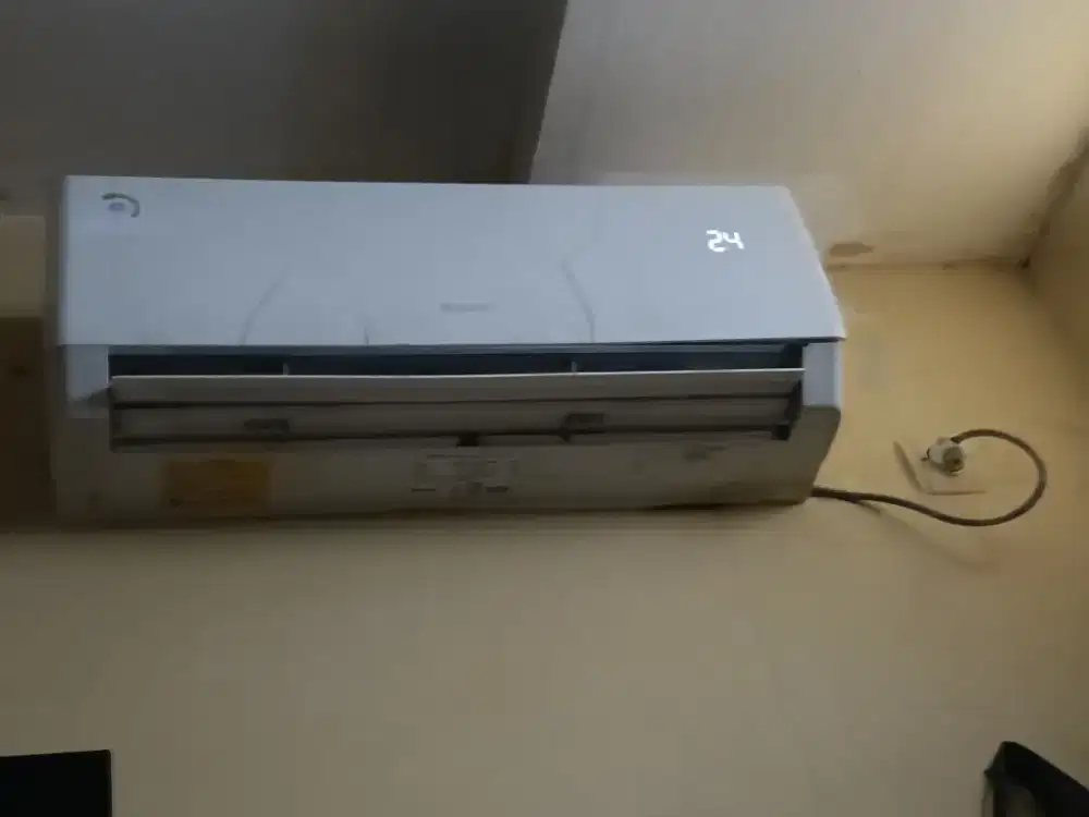 Smart TV Polytron dan AC Gree 1/2 PK