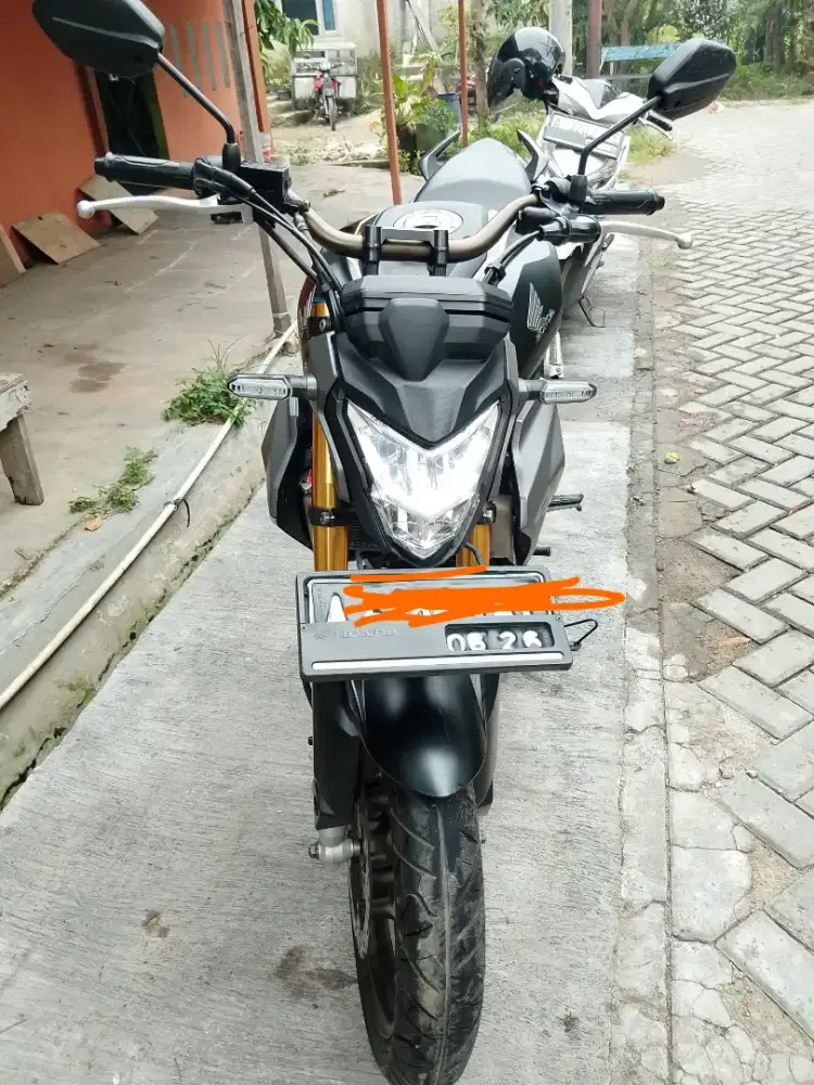 Di jual honda CB 150 r tahun 2021 ss lengkap pajak hidup mesin standar