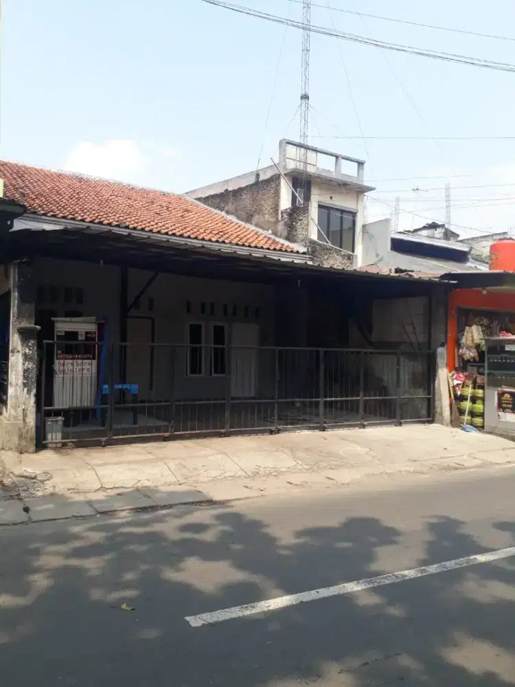 Disewakan Rumah Strategis Pinggir Jalan Utama