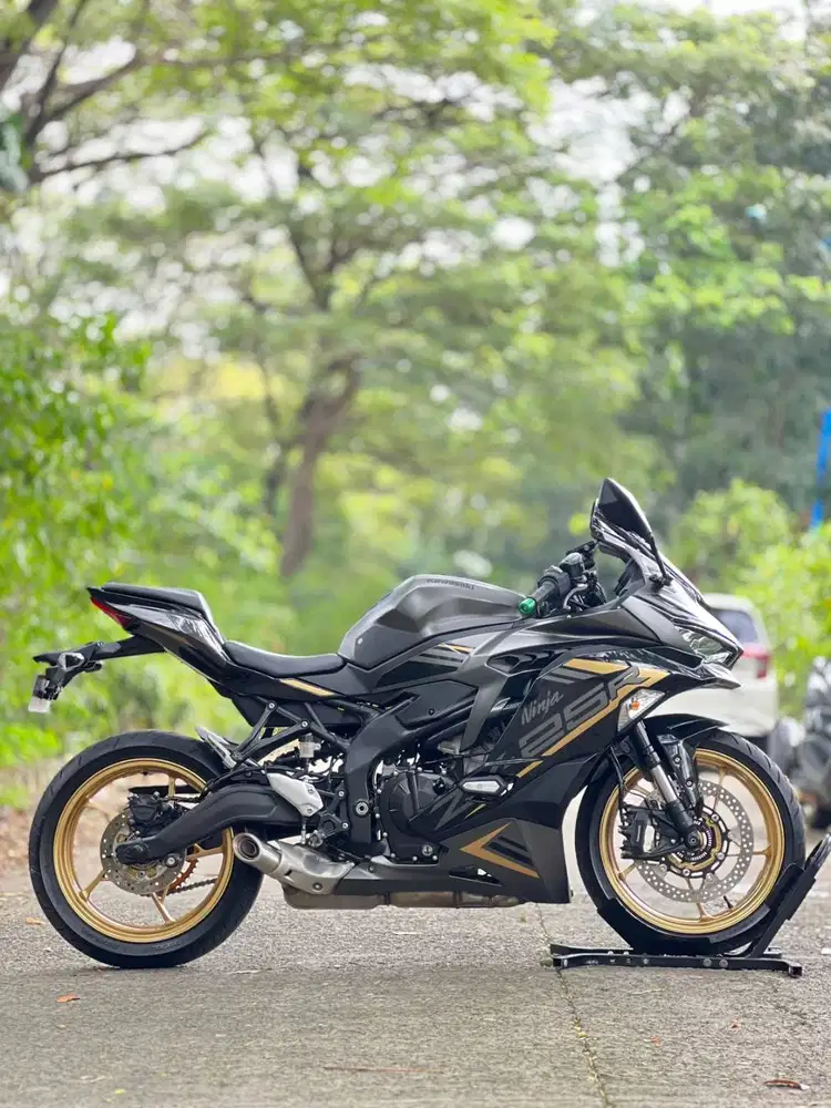 KAWASAKI ZX25R ABS QS 2022 GREY KM 2K SIAP RIDING