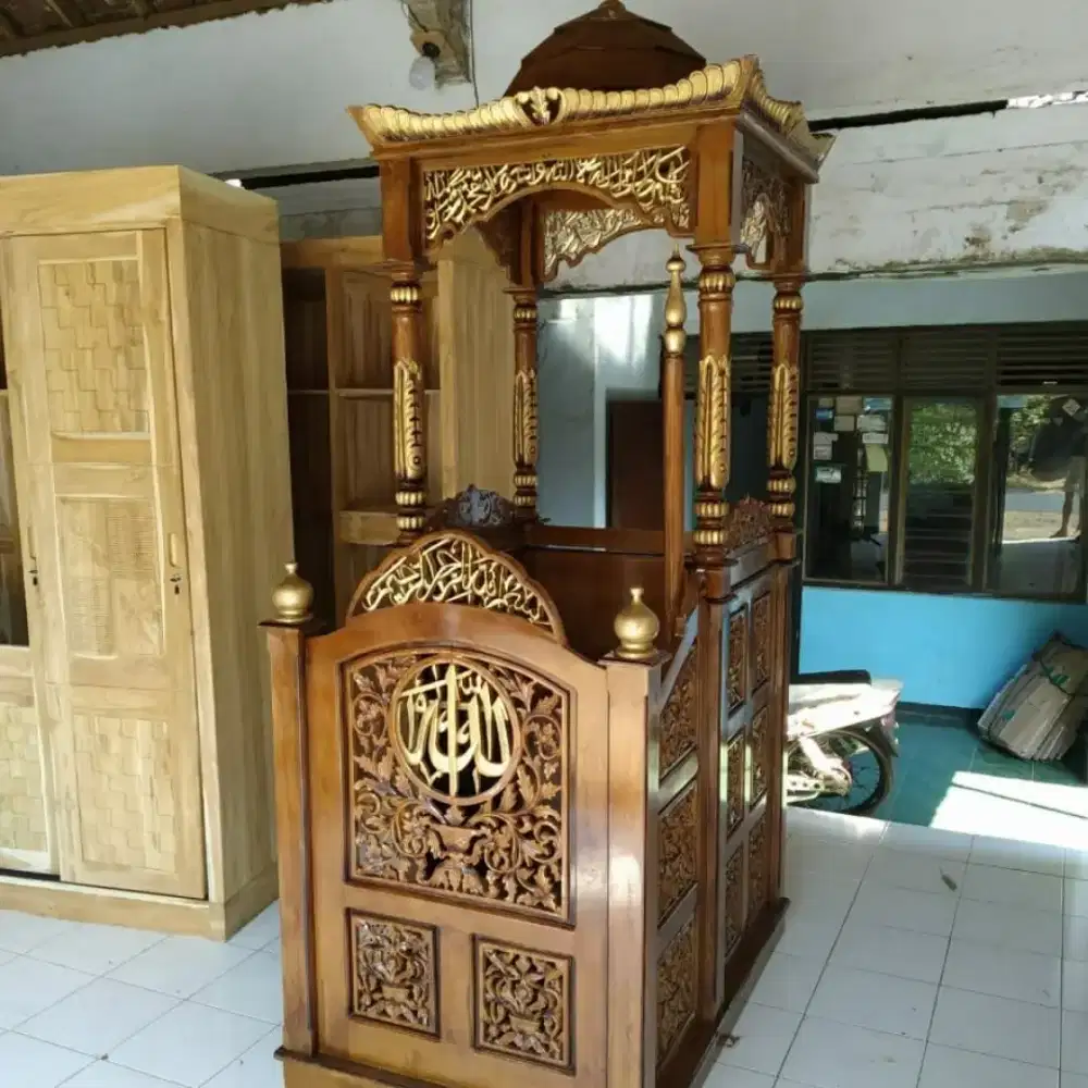 Mimbar kubah ukir