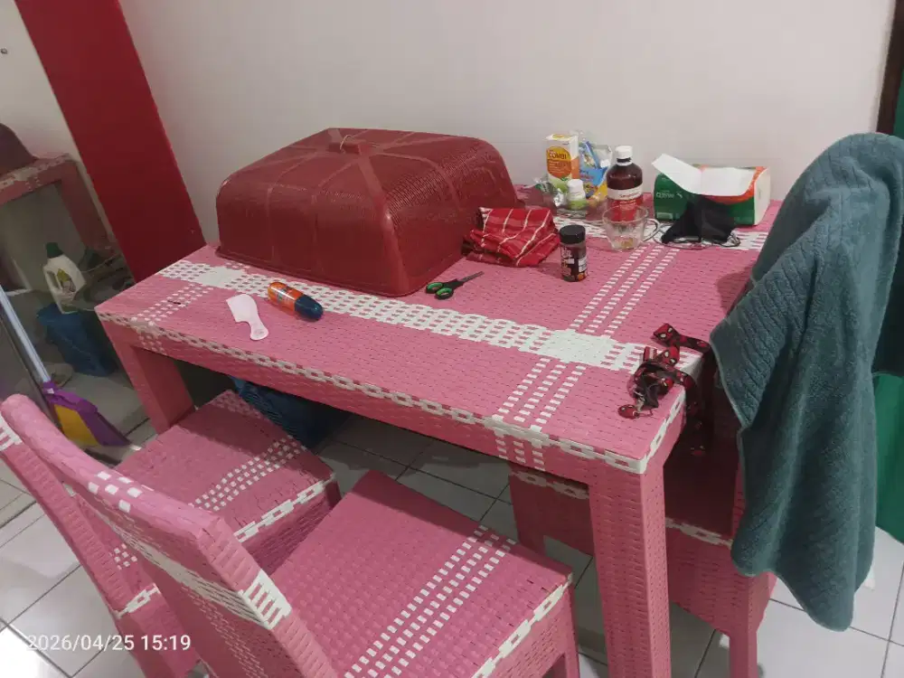 Sepaket Kursi Meja Lemari Es Kompol DLL