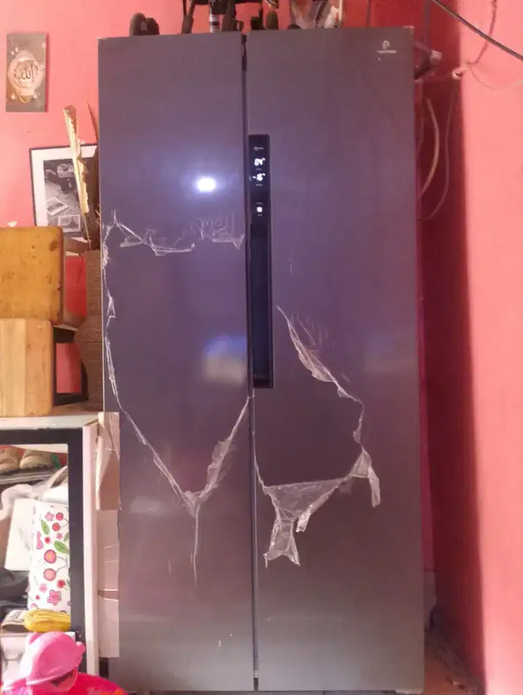 Jual lemari es kulkas Polytron kondisi msh baru dipake 4 Bln