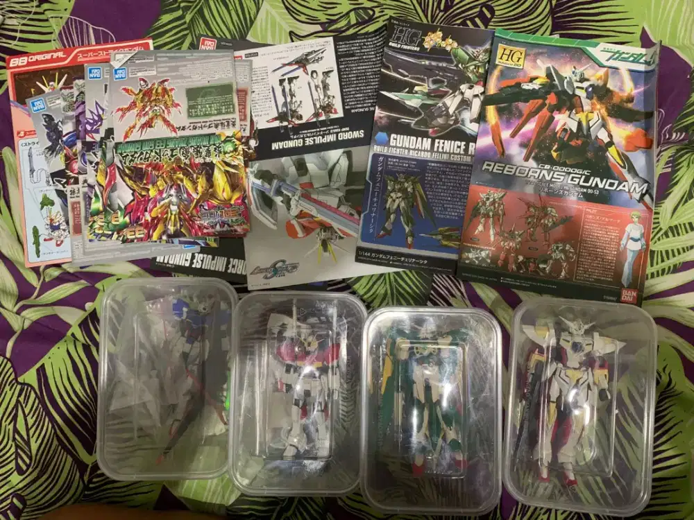 Gundam Mini dan HG brand Bandai