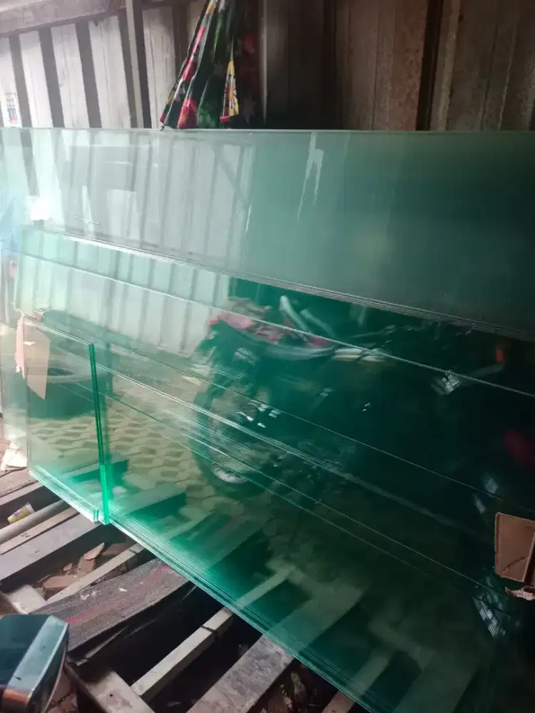 PARTISI KACA TEMPERD 12