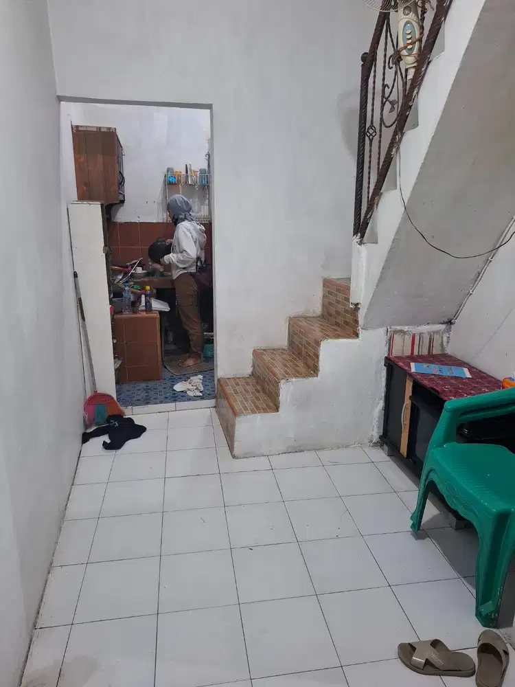 Rumah 3 lantai disewakan di jakarta pusat.