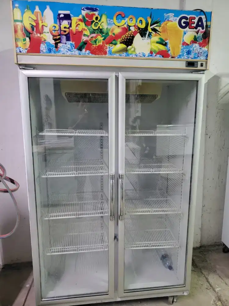 Jual Showcase 2 pintu merk Gea masih full ori.