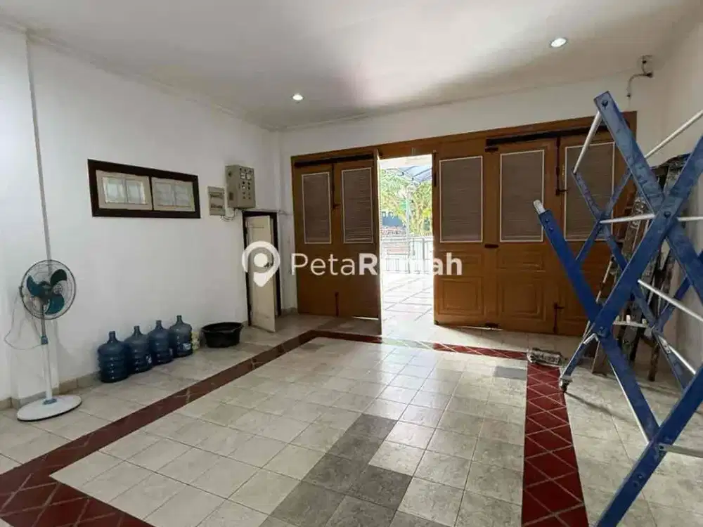 Dijual Villa Mewah Semi Furnished Polonia Taman Malibu Indah