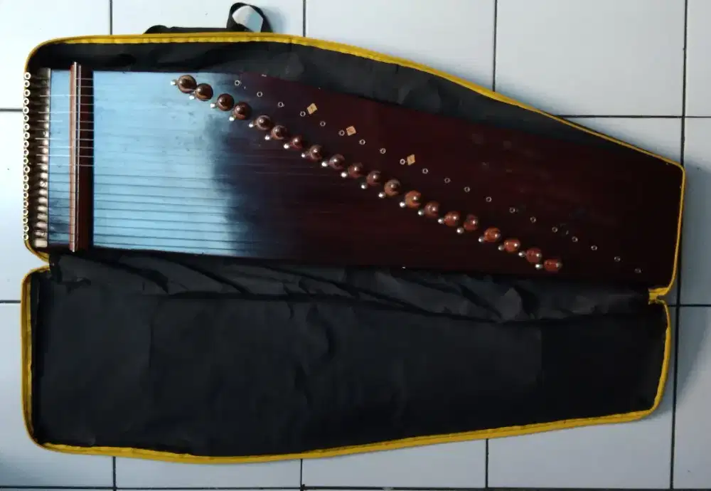 Alat musik Guzheng bekas