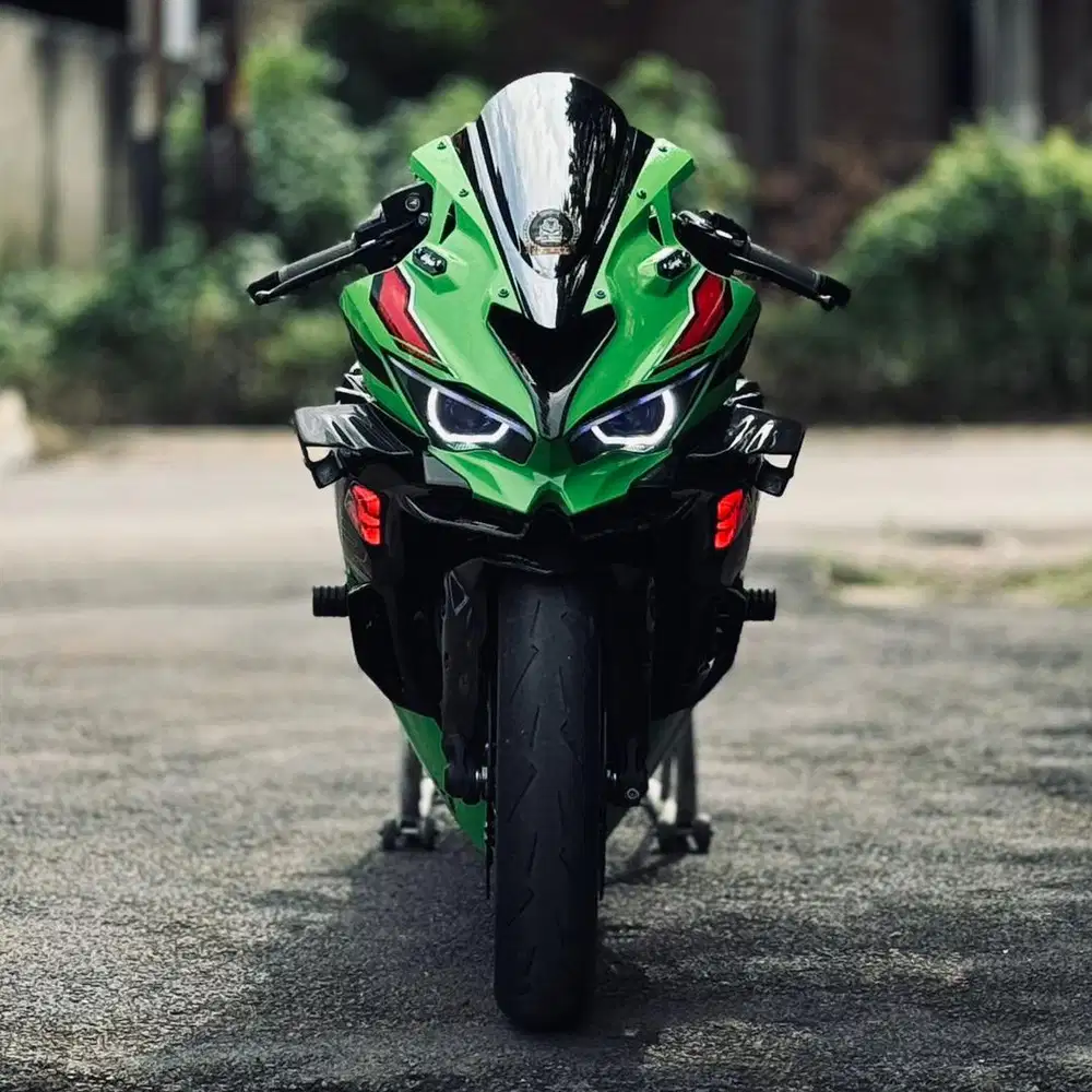 Kawasaki ZX4RR ABS type tertinggi tahun 2023z kapasitas mesin 400 CC..