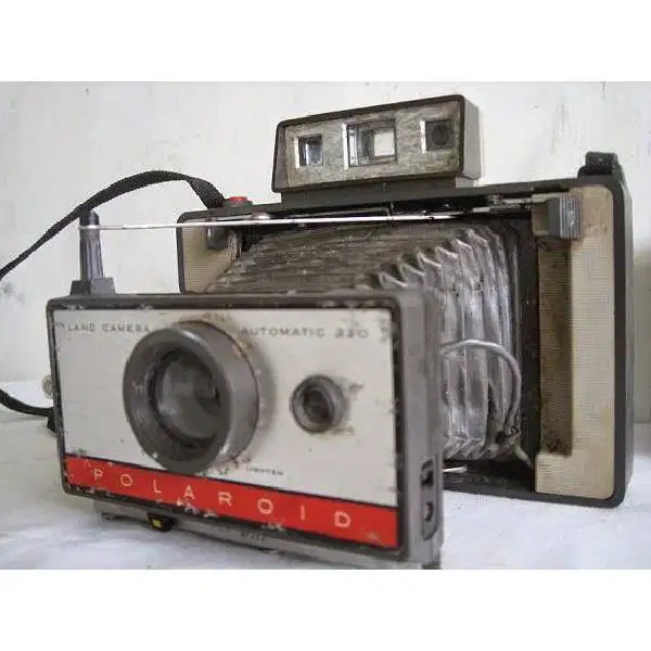Antik old camera berukuran besar Polaroid Land Camera U.S.A era 1950