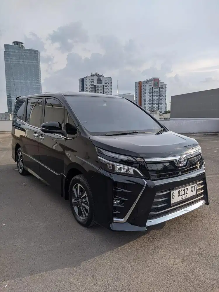 Toyota Voxy 2.0 th2021