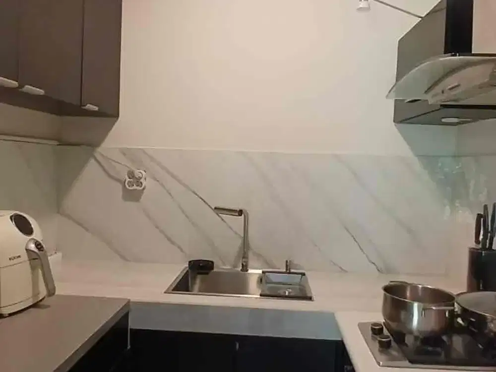 For Rent 
Rumah siap huni full furnish
Tatar Candra Resmi ( KBP)

Lt 162 m2
Lb 100 m2
Kt 3
Km 2
Listrik 4400 watt
Air central dari TOM
Tiap kamar ada AC 
Living room ada AC
Harga 95 jt / thn ana