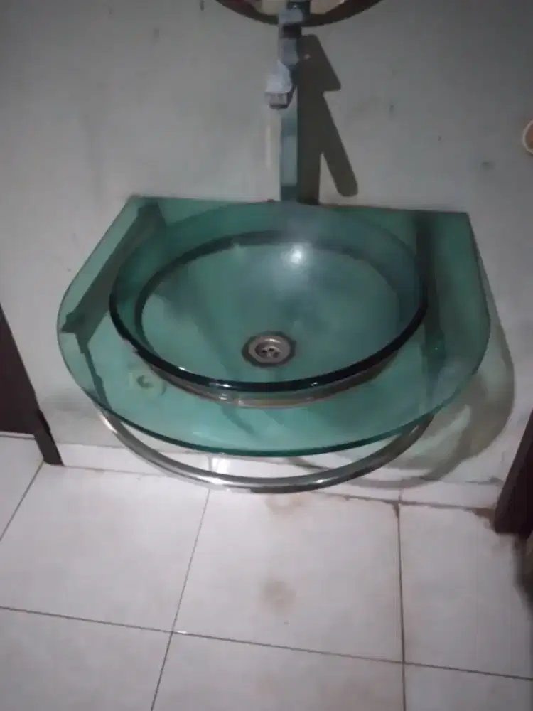 Wastafel Kaca Bekas