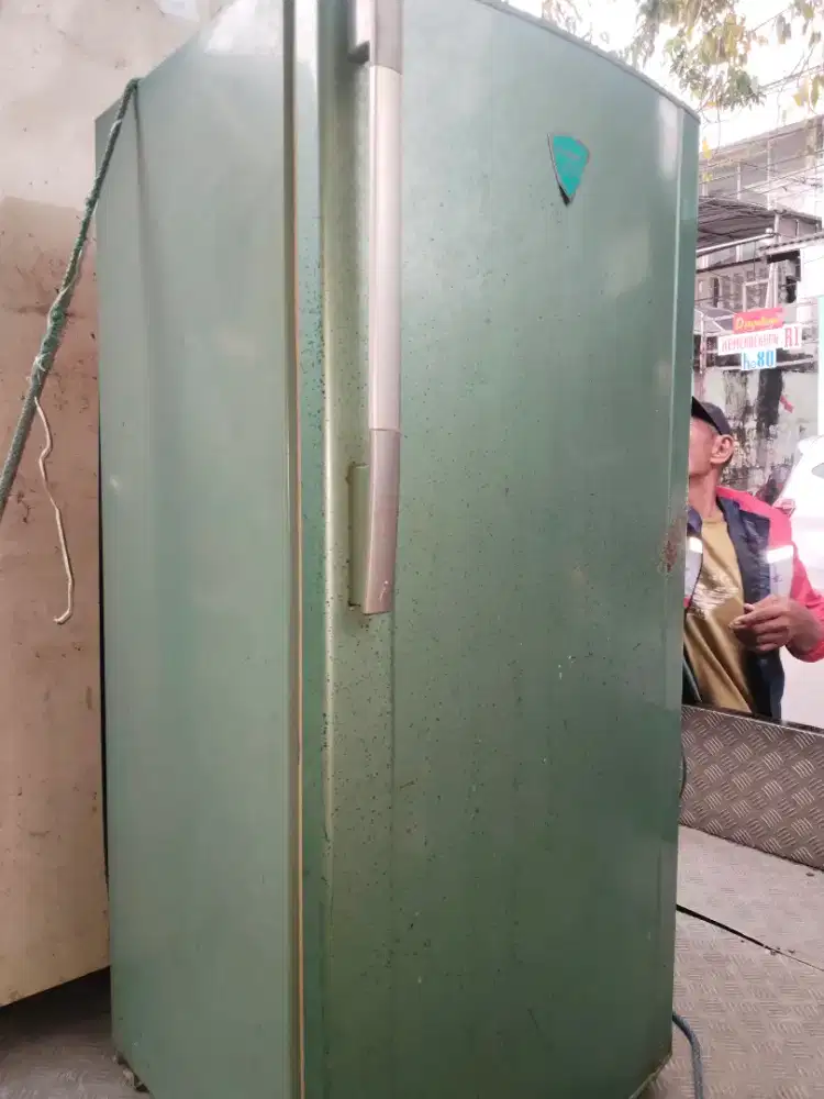 Freser 6rak merk sharp full orisinil normal beku siap pakai