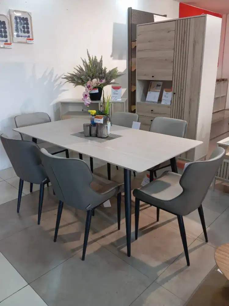 Meja makan Stellar