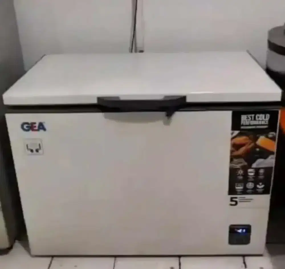 Frezzer box merk gea ukuran 318 liter