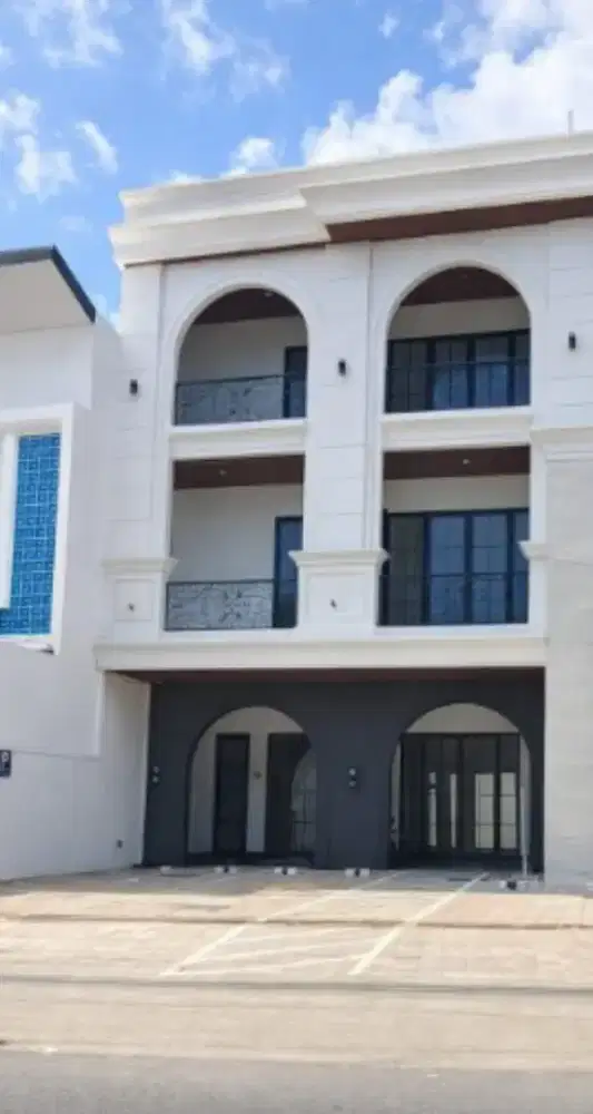 Disewakan 2 ruko gandeng 3 lantai baru, mewah di Kaliwaron Surabaya