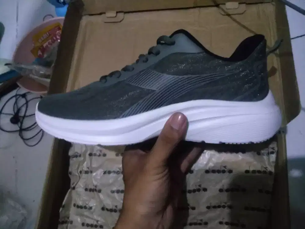 Sepatu running Diadora