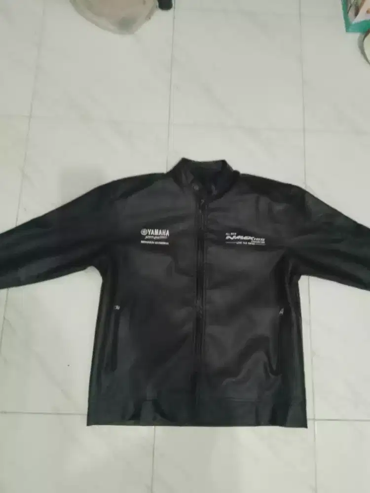 Jual 2 jaket kulit 1 jaket parasut dapat dr motor yamaha