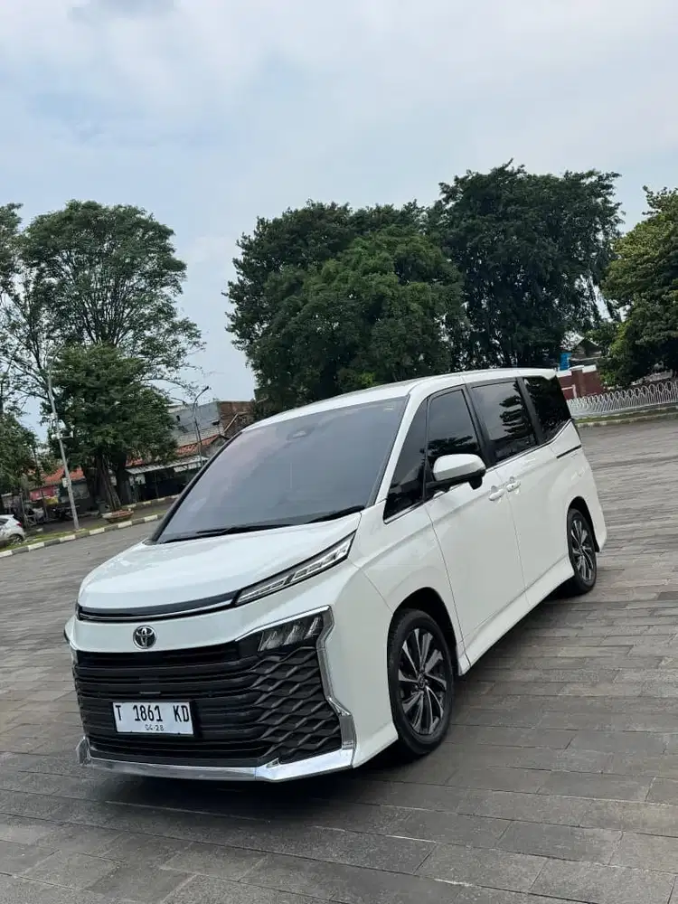 Toyota New  Voxy 2.0 AT th  2022 Dp 5jt