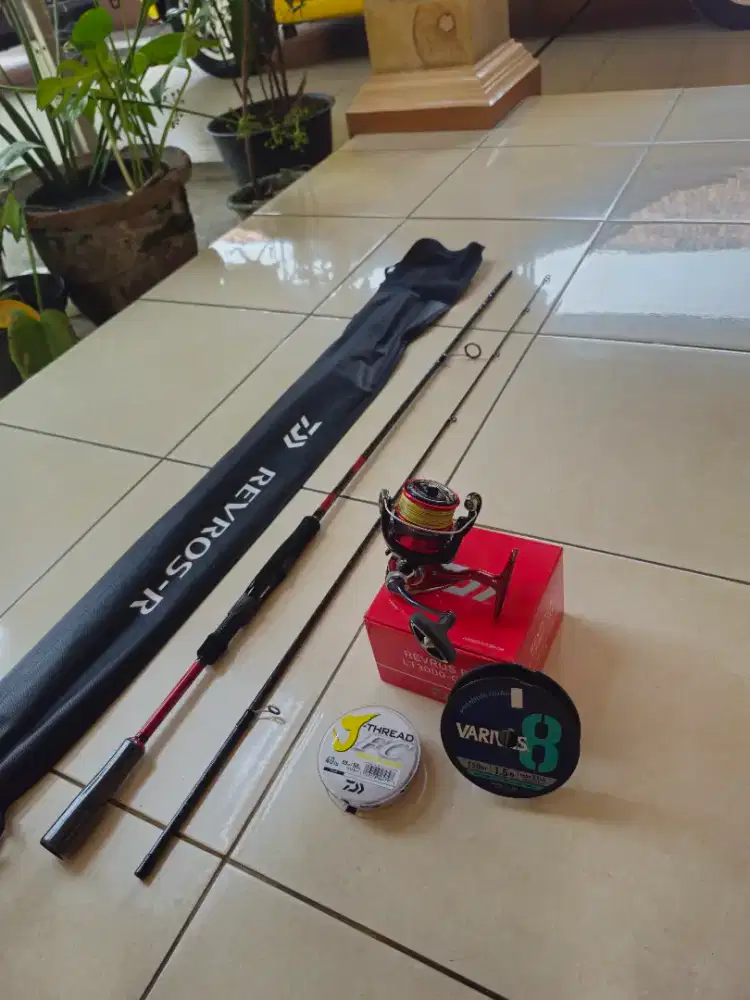 Daiwa Revros R 2024 Set Joran & Reel (Reelstand, PE & Fluorocarbon)