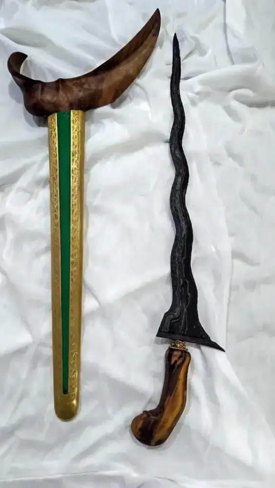 Buto Ijo Luk 9 Pamor Ngulit Semongko Warangka Ladrang Solo Langka