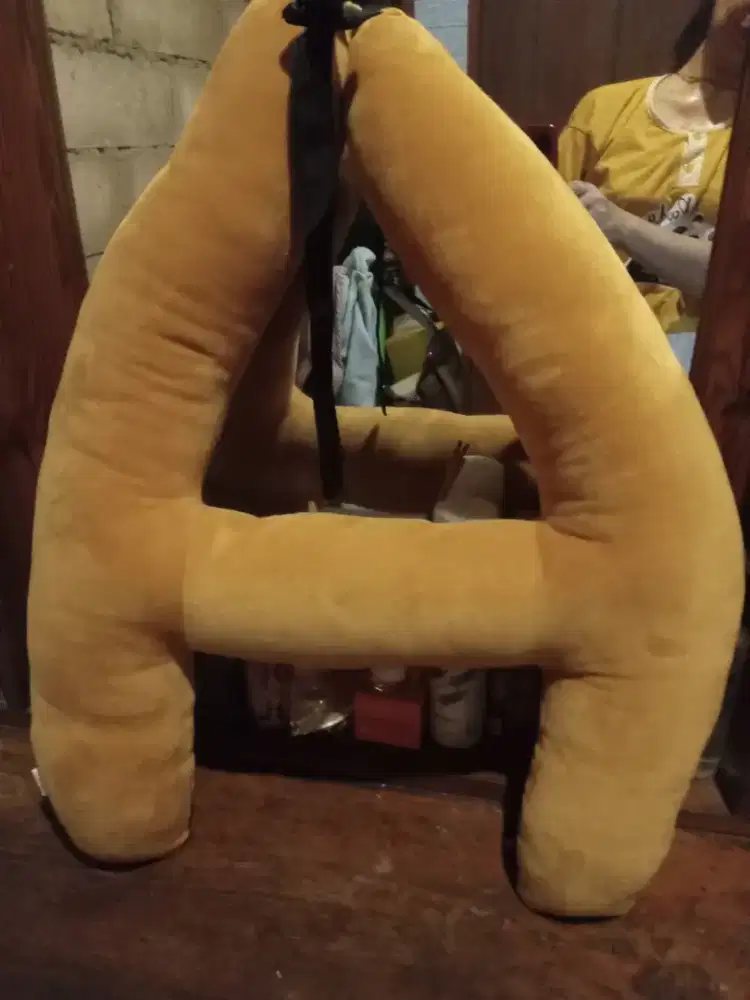 BANTAL LEHER BESAR  PRELOVED