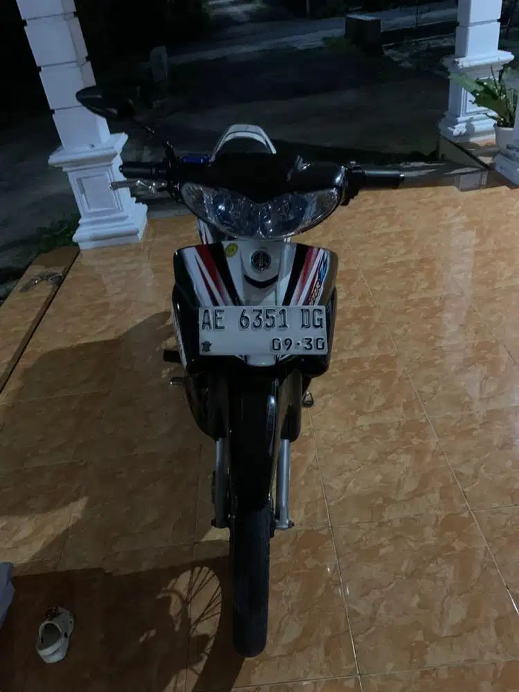 Jupiter z 2005 putih hitam
