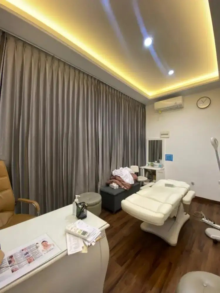 Editor showroom motor bekas