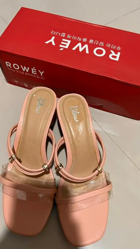 HEALS CEWE PERGI/KONDANGAN (KONDISI MASIH BAGUS TIDAK PERNAH DI PAKAI)