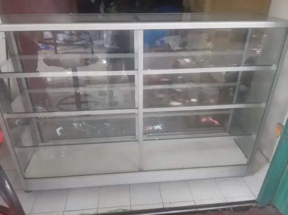 Etalase bekas jualan warung